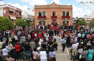 Imposición de la Medalla de Oro de la Villa de San Juan del Puerto a la Hermandad de Nuestra Señora del Rocío sanjuanera. / Foto: Juan Antonio Ruiz. 