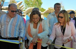 La Alcaldesa isleña, María Luisa Faneca, corta la cinta inaugural, junto al Primer Teniente de Alcalde, Zamudio y la Concejala de Festejos, Isabel López.