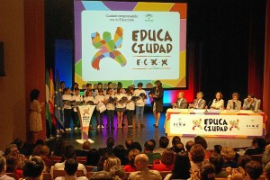 Alumnos de Bonares cantan para el público asistente. / Foto: Fernando Camacho