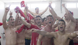 La alegría por el ascenso se trasladó desde el terreno de juego a los vestuarios. / Foto: Josele Ruiz.