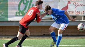 Los jugadores del Ayamonte esperan sacar adelante este partido tan decisivo. / Foto: J. L. Rúa).