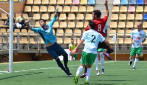 En un partido de nervios, tuvo más ocasiones de gol el Ayamonte. / Foto: J. L. Rúa.