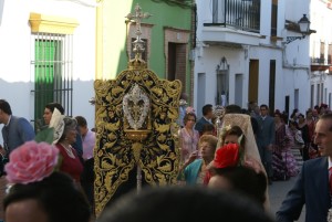 El Simpecado de la Cruz abría la comitiva oficial.