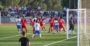 Un momento del partido disputado entre el Bonares y Los Rosales. / Foto: F. C.