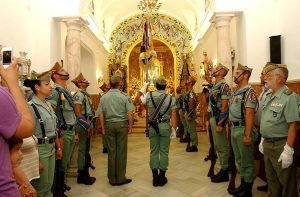 Los legionarios durante la ofrenda floral a la Santa Cruz de la Calle Cabo en 2012.