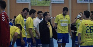 Fernando Castelló, dando instrucciones a sus jugadores en un partido.