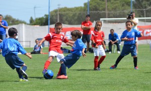 Los niños disfrutan de una jornada futbolística en el Torneo Cepsa.