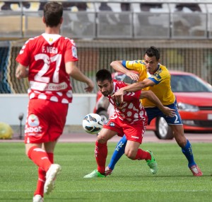 Chuli trata de zafarse de la marca de Pignol. Foto: Quique Curbelo.