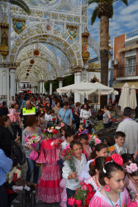 Cientos de niños y niñas han participado en la ofrenda. 