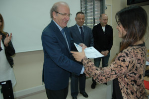 El alcalde de Huelva, Pedro Rodríguez, entregó certificados a quienes culminación el primer curso de ‘Redes’.