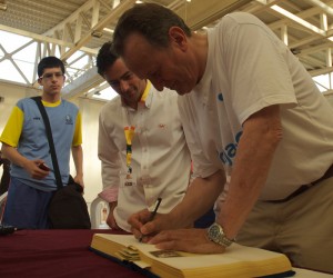 Aito Garcia Reneses dejó su firma en el libro de Oro de la Ciudad Colombina.