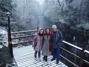 Lola Rodríguez, con sus padres en Glendalough (Irlanda).