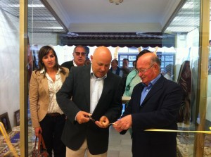 El concejal de Cultura, Emilio Bogarín, el Hermano Mayor de la Hermandad, José Antonio Cárdenas y la concejala de Educación, María del Carmen Beltrán, durante la inauguración de la exposición.  