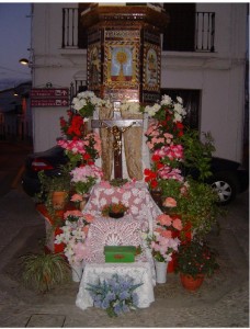 Los vecinos son los encargados de decorar las Cruces de Mayo.