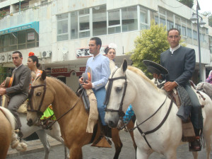 Caballistas de la Hermandad de Emigrantes.