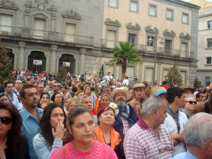 Los onubenses han querido arropar el recorrido de Emigrantes por la ciudad. 