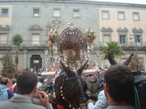 Salida de la Hermandad de Emigrantes de la romería 2013.