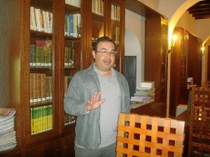 El director de la Biblioteca de la UNIA, Felipe del Pozo, explica cómo el Monasterio era la sede de la Colombina a inicios del siglo XX. 