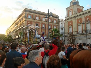 El hermano mayor del Rocío de Huelva 2013 a su regreso de la romería. 