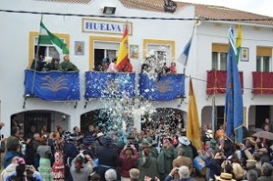 El Simpecado recibió los honores previstos para la Virgen. 