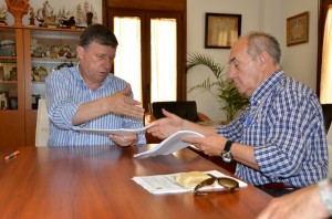 El alcalde de Palos de la Frontera, Carmelo Romero y el representante de Terracivil S.A., José Manuel Vázquez, en la firma del contrato.