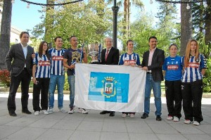 El alcalde Pedro Rodríguez junto a los representantes del IES La Orden.