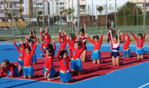 Una exhibición de gimnasia rítmica en la clausura de las Escuelas en El Portil.