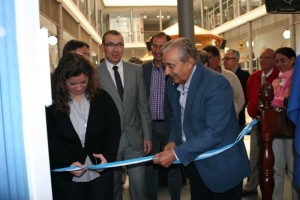 Calixto Sánchez, Paco Díaz y Elena de Carmen cortan la cinta.