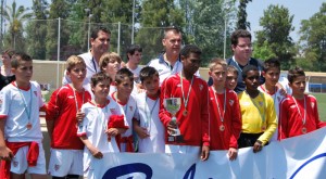 Los jugadores del Sevilla, subcampeón del torneo, con sus medallas.