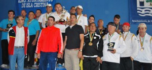 El concejal de Deportes isleño, Juan García, con los primeros clasificados.