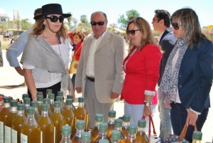 Francisco Zamudio, acompañado por Isabel López y Mª del Carmen Beltrán, visitan los expositores de la muestra.