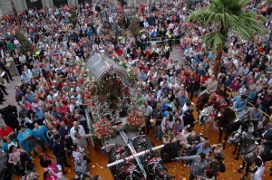 El Simpecado recibió la tradicional petalada en el Ayuntamiento de Huelva. 