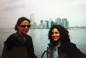 En Nueva York, en el año 2000, con las desaparecidas torres gemelas al fondo y su amiga Noemí.