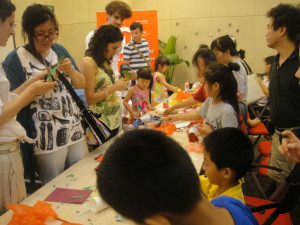 En el Instituto Cervantes de Pekín durante un taller con niños. 