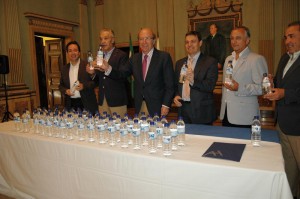 Entrega de botellas de Aguas de Huelva a hermandades rocieras. 