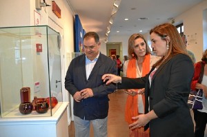 El alcalde, Juan Carlos Lagares, junto a Merche Parra y la concejal de Cultura, Mónica Dorado.