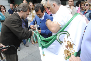 José Fiscal entrega una bandera de Andalucía a la Hermandad de Emigrantes. 