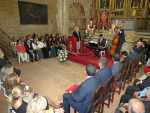 El acto acogió un emotivo homenaje a Garfias.