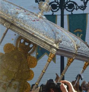 Miles de personas quieren tocar a la Blanca Paloma.