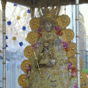 La Virgen del Rocío luce su traje del Lunes de Pentecostés.