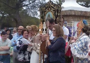 Fatima Gonzáleza emocionada durante su discurso de presentación en compañía de su familia.