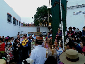 A su regreso al pueblo, la nueva hermana mayor fue recibida con cante y rasgueo de guitarra.