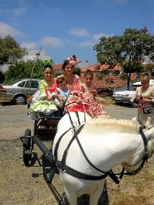 Cuatro kilómetros de peregrinación en la que más de un centenar de romeros acompañaron a la venerada Santísima Trinidad.