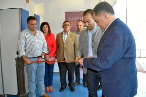 EL alcalde de la localidad, Juan Carlos Lagares, cortando la cinta inaugural.