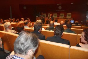 La presidenta de la Autoridad Portuaria de Huelva, Manuela de Paz, conversando con los participantes.