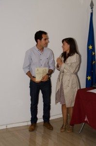 José Enrique Román Pereira recibe su premio. 