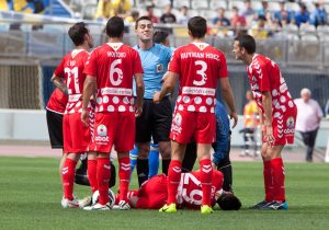 Los jugadores del Recre piden explicaciones al colegiado Arias López, tras una falta a Chuli. / Foto: Quique Curbelo.