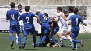 Momento de los incidentes que provocaron la suspensión del partido, con especial protagonismo para Emana (11). / Foto: Josele Ruiz.