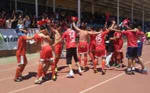 Los jugadores de La Palma celebran el ascenso en Isla Cristina. / Foto: Josele Ruiz.