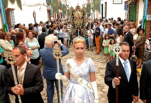 La Reina de la fiestas, al frente del traslado. / Foto: Julián Blanco.